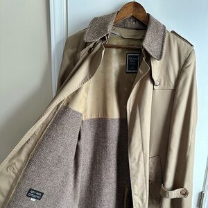 Christian Dior rain coat size 40R. In great condition with removable liner.